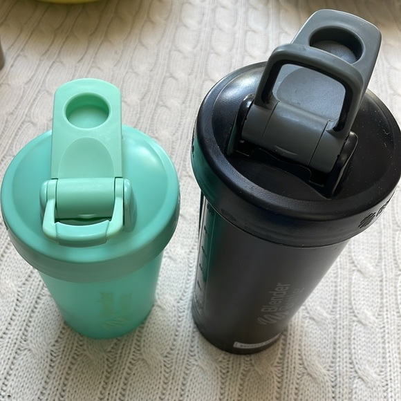 2 Blender Bottle shaker cups. 20 & 28 oz. Ball/mixer inside. Very good condition - Picture 10 of 10